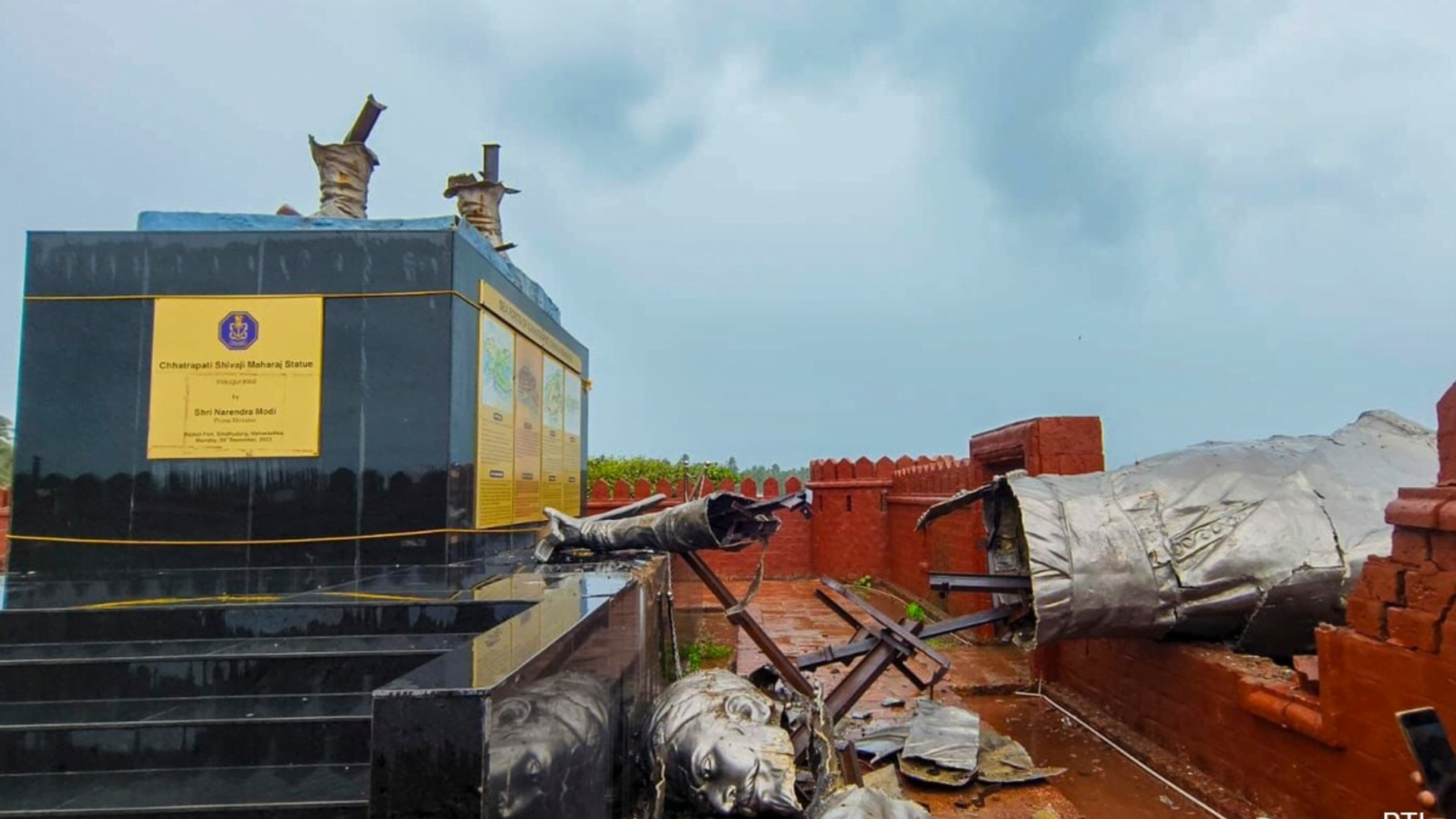 Chhatrapati Shivaji Maharaj statue collapse Image